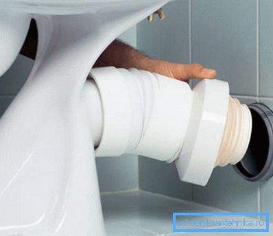 Collegamento della toilette alla corrugazione della fogna eseguita facilmente in modo indipendente Collegamento della toilette alla corrugazione della fogna eseguita facilmente in modo indipendente