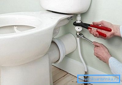 Collegamento della toilette alla colonna montante della fogna situata orizzontalmente Collegamento della toilette alla colonna montante della fogna situata orizzontalmente