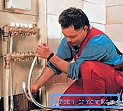 Collegamento di un pavimento riscaldato ad acqua a un collettore di distribuzione Collegamento di un pavimento riscaldato ad acqua a un collettore di distribuzione