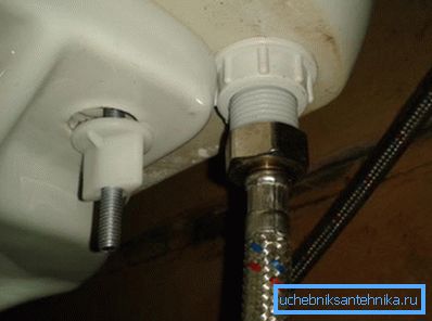 Tubo dell'acqua e dado collegati che tengono il serbatoio in posizione Tubo dell'acqua e dado collegati che tengono il serbatoio in posizione