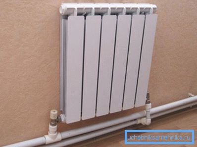Il radiatore collegato alla pipeline in polipropilene Il radiatore collegato alla pipeline in polipropilene