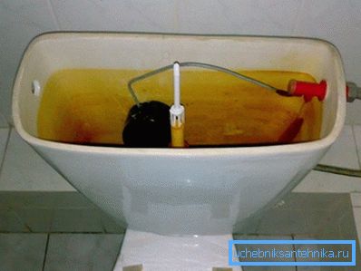 L'acqua sta perdendo nella toilette dalla cisterna - è ora di cambiare i raccordi