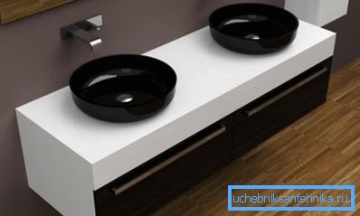 Armadietto sospeso con due lavandini per il bagno Armadietto sospeso con due lavandini per il bagno