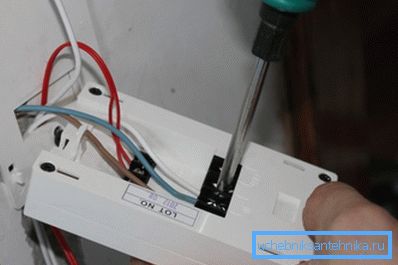 Mostra il processo di collegamento del termostato. Mostra il processo di collegamento del termostato.