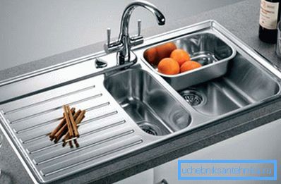 Viene mostrato un modello con una tazza extra piccola. Viene mostrato un modello con una tazza extra piccola.