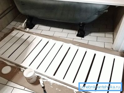 Dipingere uno schermo di legno fisso sotto il bagno Dipingere uno schermo di legno fisso sotto il bagno