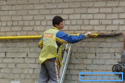Dipingendo il tubo del gas in giallo Dipingendo il tubo del gas in giallo