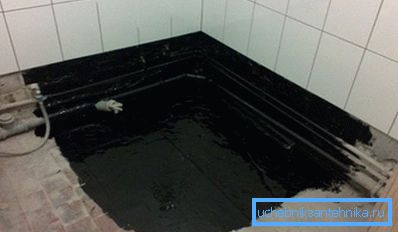 Pavimento rivestito con impermeabilizzazione bituminosa Pavimento rivestito con impermeabilizzazione bituminosa
