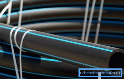 Il tubo di polietilene per l'approvvigionamento di acqua fredda ha un segno blu sulla superficie esterna. Il tubo di polietilene per l'approvvigionamento di acqua fredda ha un segno blu sulla superficie esterna.