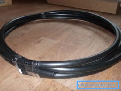 Tubo in polietilene per collegamento alla pompa. Tubo in polietilene per collegamento alla pompa.