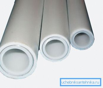 Tubo in polipropilene con uno strato di rinforzo in alluminio.