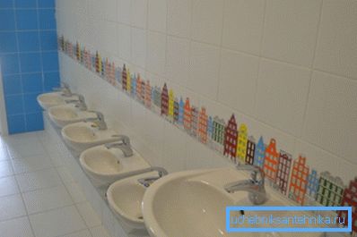 Lavabo di dimensioni standard e lavelli per bambini all'asilo. Lavabo di dimensioni standard e lavelli per bambini all'asilo.
