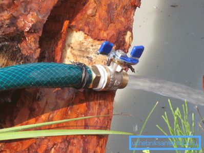 Il flusso completo dal tubo indica il pozzo Il flusso completo dal tubo indica il pozzo