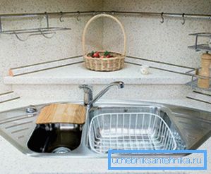 Mensola per cibo o altri oggetti nell'angolo dietro il mixer Mensola per cibo o altri oggetti nell'angolo dietro il mixer