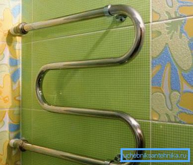 Lo scaldasalviette si riscalda a causa della circolazione continua attraverso i rack di GVS. Lo scaldasalviette si riscalda a causa della circolazione continua attraverso i rack di GVS.