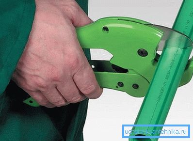 Taglio di tubi di plastica Taglio di tubi di plastica