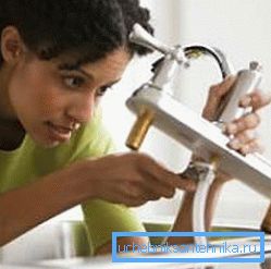 A volte, per arrivare all'area del problema, è necessario rimuovere completamente il mixer e persino smontarlo.