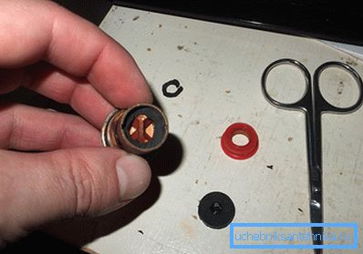 A volte è sufficiente installare un anello di tenuta in gomma improvvisato in modo da non effettuare una sostituzione completa. A volte è sufficiente installare un anello di tenuta in gomma improvvisato in modo da non effettuare una sostituzione completa.