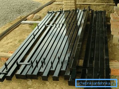 A volte i prodotti del profilo per tali esigenze vengono immediatamente realizzati sotto forma di rack con i posti per il fissaggio con l'aiuto di bulloni A volte i prodotti del profilo per tali esigenze vengono immediatamente realizzati sotto forma di rack con i posti per il fissaggio con l'aiuto di bulloni