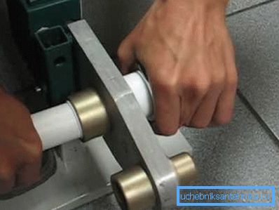 Poiché gli elementi sono inseriti con un certo sforzo, è più conveniente agire con entrambe le mani. Poiché gli elementi sono inseriti con un certo sforzo, è più conveniente agire con entrambe le mani.