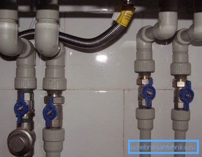 Dopo l'installazione della caldaia alle sue connessioni dovrebbe essere fornito un accesso libero e rapido. Dopo l'installazione della caldaia alle sue connessioni dovrebbe essere fornito un accesso libero e rapido.