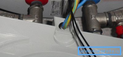 Dopo l'installazione, non ci devono essere fili non isolati o pendenti. Dopo l'installazione, non ci devono essere fili non isolati o pendenti.