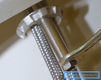 Dopo aver svitato i perni, è possibile rimuovere facilmente il morsetto e rimuovere il miscelatore Dopo aver svitato i perni, è possibile rimuovere facilmente il morsetto e rimuovere il miscelatore