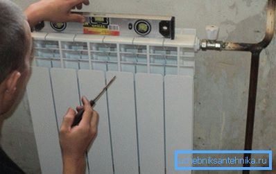 Dopo l'installazione, la batteria dovrebbe presentare una leggera inclinazione verso la tubazione. Dopo l'installazione, la batteria dovrebbe presentare una leggera inclinazione verso la tubazione.