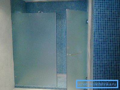 Dopo l'installazione, controllare il funzionamento del meccanismo, la posizione della porta e l'uniformità delle distanze in corrispondenza dei giunti. Dopo l'installazione, controllare il funzionamento del meccanismo, la posizione della porta e l'uniformità delle distanze in corrispondenza dei giunti.