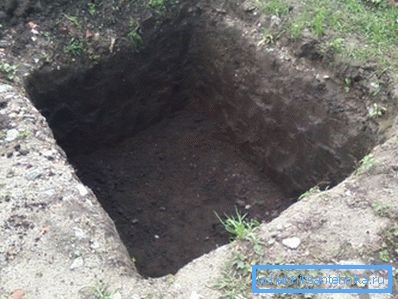 Dopo aver scavato un buco, le sue pareti dovrebbero essere rinforzate con tavole. Dopo aver scavato un buco, le sue pareti dovrebbero essere rinforzate con tavole.