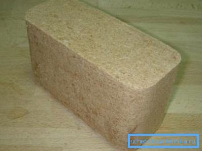 Dopo l'essiccazione, si scopre un bricchetto pieno per il riscaldamento. Dopo l'essiccazione, si scopre un bricchetto pieno per il riscaldamento.