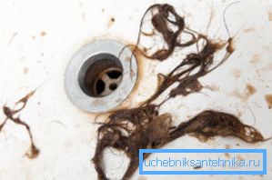 Oggetti estranei e detriti che cadono nello scarico possono causare ingorghi. Oggetti estranei e detriti che cadono nello scarico possono causare ingorghi.