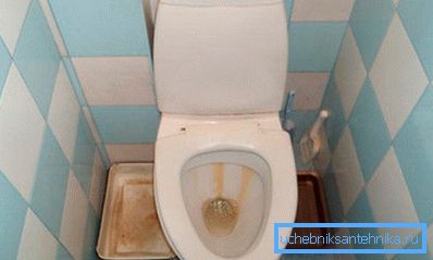 Il flusso costante di acqua (come nella foto) porta alla formazione di depositi arrugginiti. Il flusso costante di acqua (come nella foto) porta alla formazione di depositi arrugginiti.