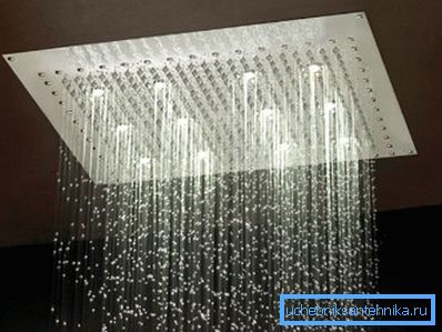 Sistema a soffitto con illuminazione aggiuntiva crea l'effetto di pioggia leggera o pioggia, che può essere controllato dal pannello di approvvigionamento idrico Sistema a soffitto con illuminazione aggiuntiva crea l'effetto di pioggia leggera o pioggia, che può essere controllato dal pannello di approvvigionamento idrico