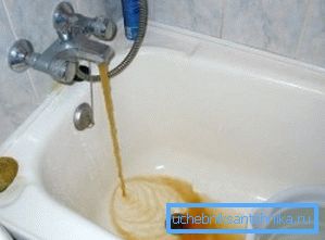 A volte il contenuto di ferro aumentato può essere identificato dal colore arrugginito. A volte il contenuto di ferro aumentato può essere identificato dal colore arrugginito.