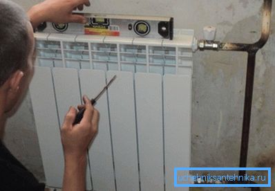 Posizionamento della batteria dal livello dell'acqua Posizionamento della batteria dal livello dell'acqua
