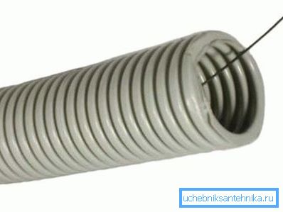 Quasi tutti i materiali per questo scopo hanno una spilla di metallo, per facilitare l'inserimento del cavo o del filo Quasi tutti i materiali per questo scopo hanno una spilla di metallo, per facilitare l'inserimento del cavo o del filo