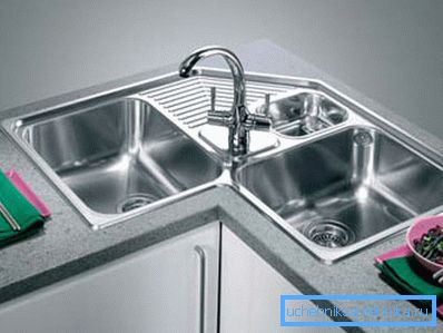 Pratico lavandino in acciaio inox Pratico lavandino in acciaio inox