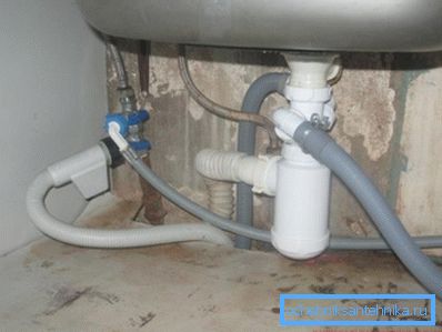 Da dove viene l'odore delle acque reflue nella toilette e