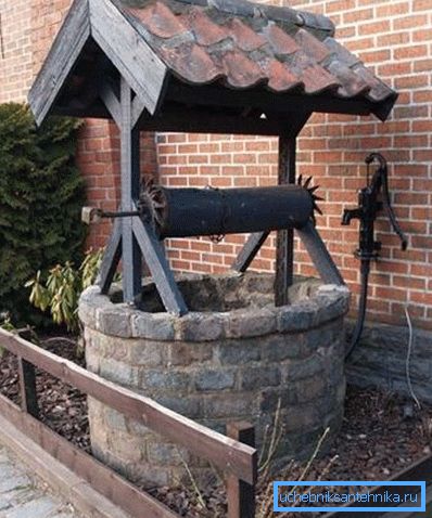 I materiali preferiti per costruire pozzi medievali sono in legno invecchiato e pietra grigia. I materiali preferiti per costruire pozzi medievali sono in legno invecchiato e pietra grigia.