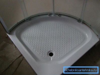 Viene presentato un angolo doccia con una padella acrilica bassa 80x80 mm. Viene presentato un angolo doccia con una padella acrilica bassa 80x80 mm.