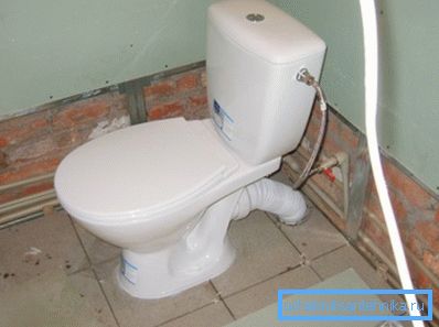 All'entrata laterale, ci saranno sempre dei tubi visibili che rovinano molto l'aspetto e talvolta interferiscono con la comoda posizione del water nella stanza. All'entrata laterale, ci saranno sempre dei tubi visibili che rovinano molto l'aspetto e talvolta interferiscono con la comoda posizione del water nella stanza.