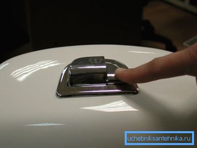 Premendo una parte del pulsante si apre l'interno dell'altro. Premendo una parte del pulsante si apre l'interno dell'altro.