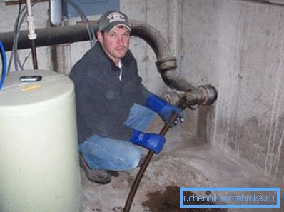 Quando si lavora, si consiglia una piccola distanza dalla fonte di impatto. L'acqua (o qualcos'altro) può correre in qualsiasi momento. Quando si lavora, si consiglia una piccola distanza dalla fonte di impatto. L'acqua (o qualcos'altro) può correre in qualsiasi momento.