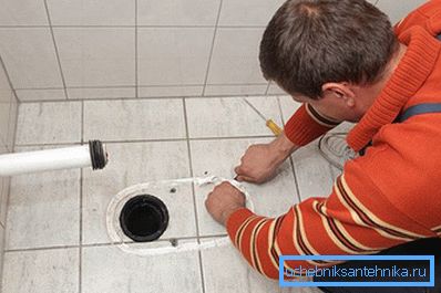 Quando si installa una toilette con una presa verticale, l'ugello entra nel collo del tubo montato nel pavimento Quando si installa una toilette con una presa verticale, l'ugello entra nel collo del tubo montato nel pavimento