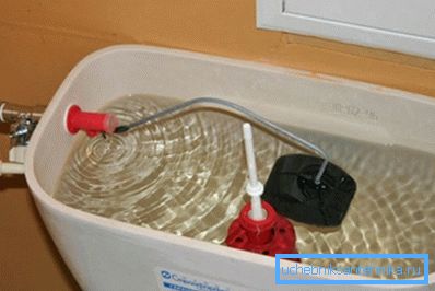 Nella posizione superiore del galleggiante, il flusso dell'acqua attraverso la valvola di arresto deve essere completamente arrestato.