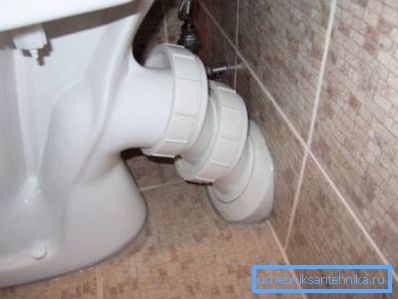 I dispositivi con una connessione obliqua sono facilmente montati nella toilette. I dispositivi con una connessione obliqua sono facilmente montati nella toilette.
