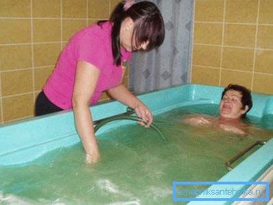 Ricezione di procedure d'acqua con doccia idromassaggio subacquea Ricezione di procedure d'acqua con doccia idromassaggio subacquea