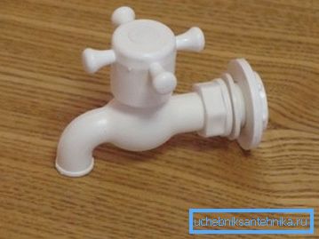 Attaccare un rubinetto di plastica è molto facile e semplice Attaccare un rubinetto di plastica è molto facile e semplice