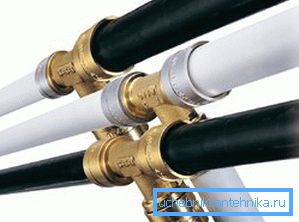 L'uso di raccordi metallici prolungherà la durata delle connessioni. L'uso di raccordi metallici prolungherà la durata delle connessioni.